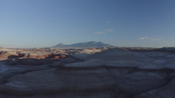 Drone Volando Través Vastos Extraterrestres Como Terreno Con Montículos Roca — Vídeo de stock