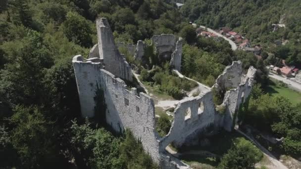 Vue Aérienne Envolant Château Historique Samobor Révélant Des Arbres Verts — Video