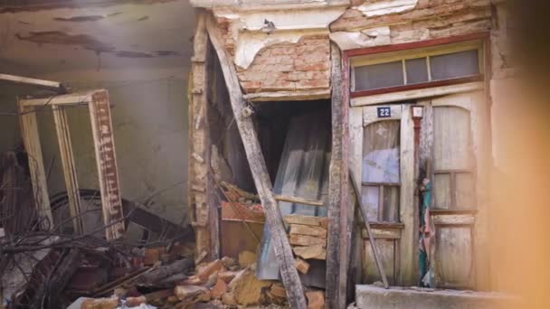 放棄された建物内のインテリア 晴れた日 ブルガリアで スローモーション トラッキングビュー — ストック動画