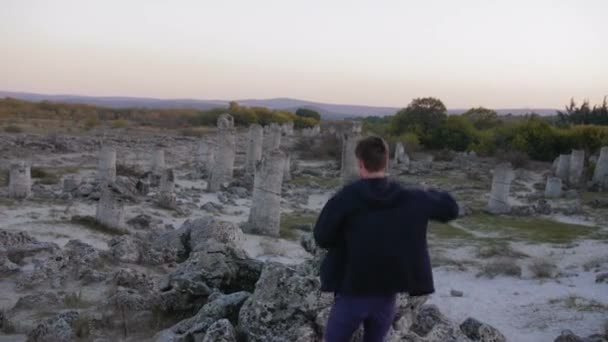 Muž Skákání Skále Kamenném Lese Varna Slunečný Večer Bulharsku Ruční — Stock video