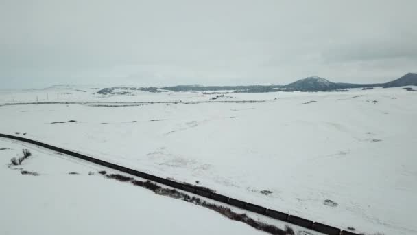 Vista Aérea Del Tren Carga Ferrocarril Paisaje Nevado Invierno América — Vídeo de stock