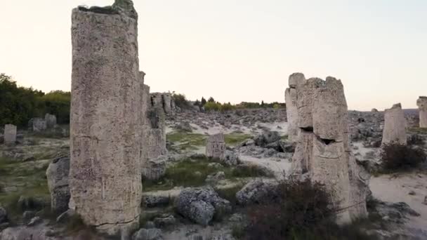 Vista Aérea Entre Pilares Roca Bosque Piedra Varna Bulgaria Baja — Vídeos de Stock