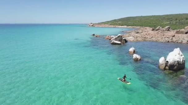 Kvinna Paddleboarder Övar Balans Skills Tropical Blue Coastline Flygfoto — Stockvideo