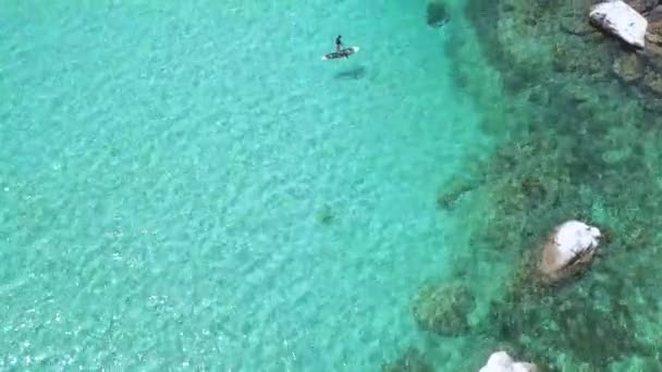 Flyover Aerial Single Paddleboarder Explorando Recife Australiano Oceano Azul — Vídeo de Stock