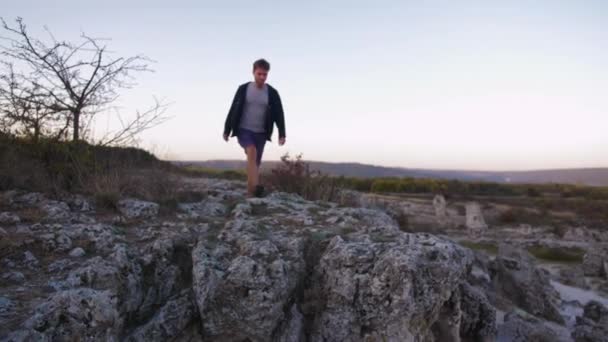 Homme Sautant Sur Les Rochers Dans Forêt Pierre Soirée Ensoleillée — Video