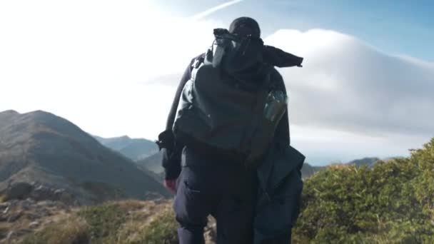 Siguiendo Hombre Trepando Por Sendero Montaña Soleado Día Otoño Bulgaria — Vídeo de stock