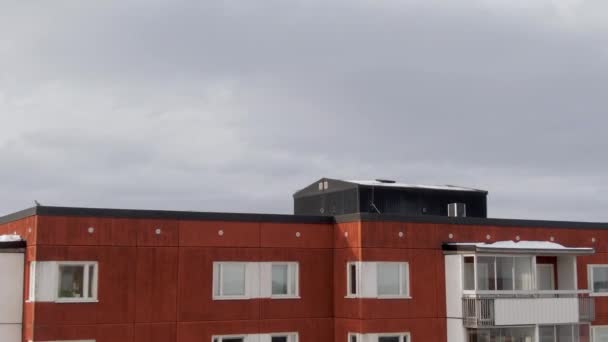 Akalla Stockholm Görüntüsü Sveç Kırmızı Binanın Üzerinde Uçuşu Karlı Çatının — Stok video