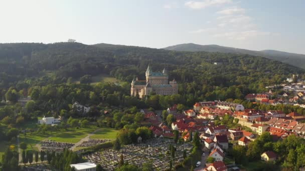 Široký filmový rotující bezpilotní snímek Hradu duchů nebo Bojnického zámku na Slovensku