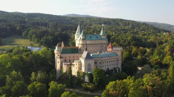 Odhalující dron záběru Hradu duchů nebo Bojnického zámku na Slovensku