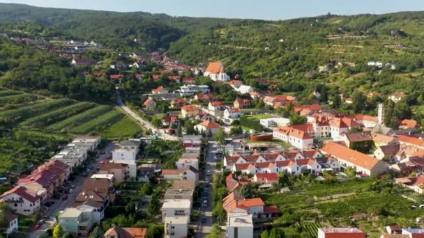 Široké záběry dronů sv. Jiřího nebo historického města severovýchodně od Bratislavy, které se nachází v Bratislavském kraji.
