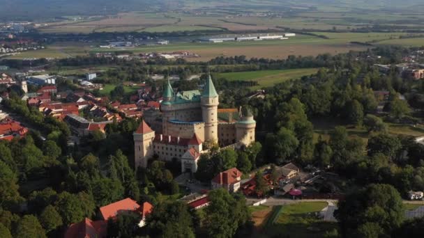 Kinematografický rotující dron záběru hradu duchů nebo Bojnického zámku na Slovensku