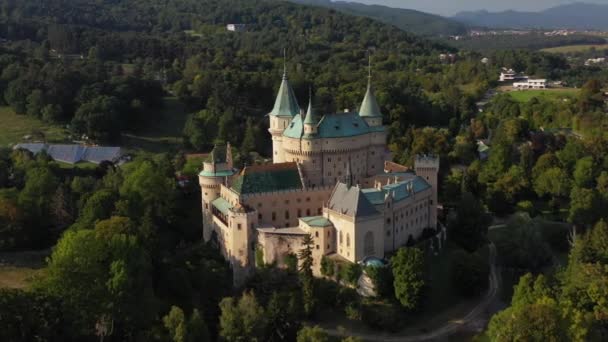 Rotující dron záběru Hradu duchů nebo Bojnického zámku na Slovensku
