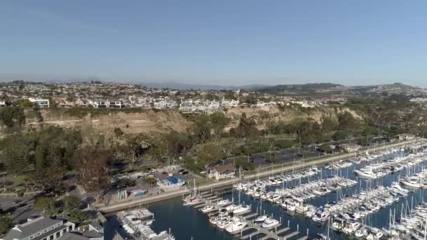 Ντέινα Πόιντ Όραντζ Κάουντι Καλιφόρνια Aerial View Upscale Waterfront Buildings — Αρχείο Βίντεο