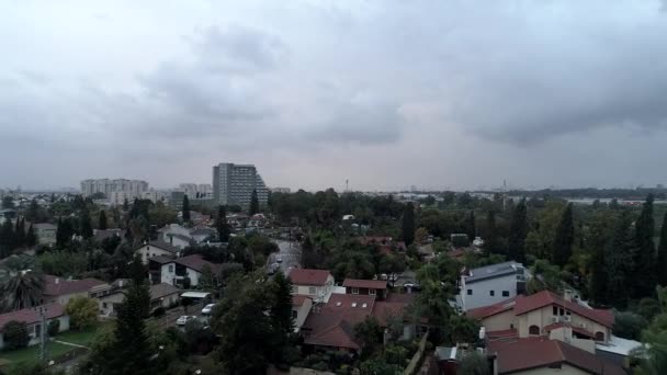 Monosson Israël Luchtfoto Residentiële Stadsbuurt Onder Dramatische Hemel Straatverkeer Regenachtige — Stockvideo