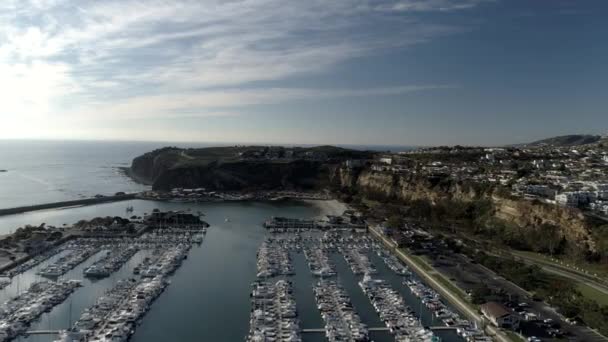 美国加利福尼亚太平洋海岸的达纳港口 明晚码头及高档悬崖顶大厦的无人机航景 — 图库视频影像