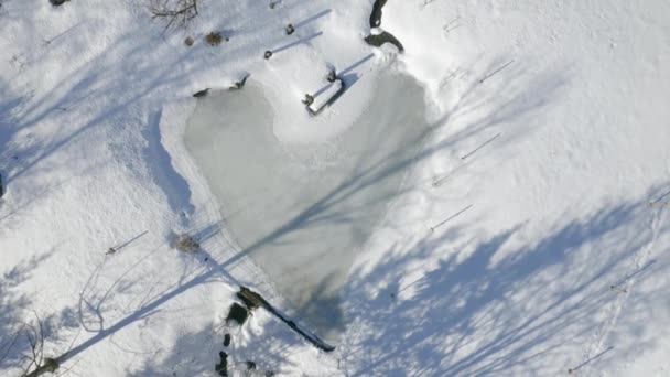 Vogelperspektive Aufsteigende Aufnahme Malerischer Blick Herzförmiger Fleck Auf Dem Schneefeld — Stockvideo