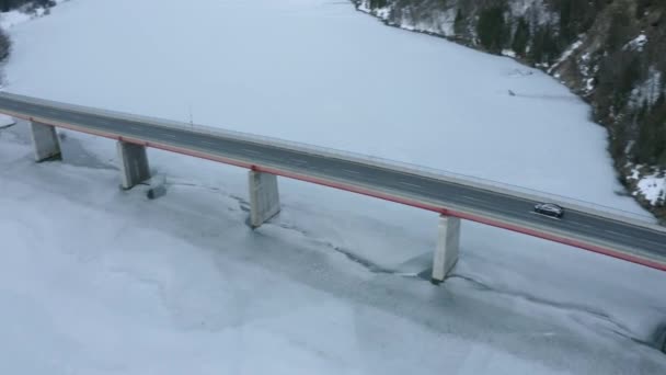 Bovenaanzicht Vanuit Lucht Toont Autonome Elektrische Auto Rijden Brug Berglandschap — Stockvideo