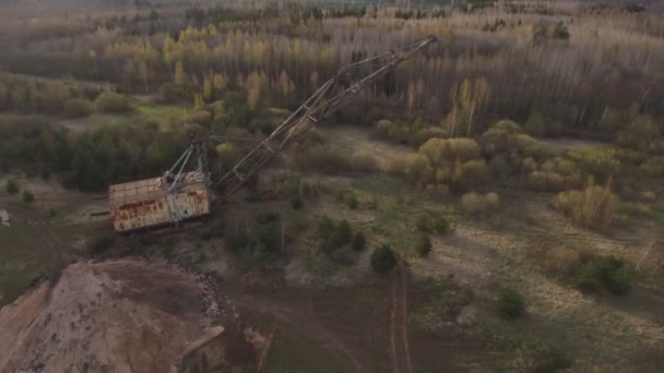 Een Gigantische Graafmachine Staat Een Uitgegraven Groeve Luchtfoto Van Poi — Stockvideo