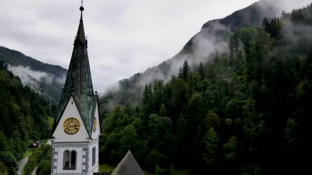 Eslovênia Cidade Pequena Cercada Por Montanhas Floresta Pinho Nebuloso Drone — Vídeo de Stock
