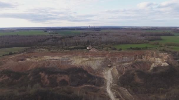 Flucht Richtung Eines Schwermaschinengiganten Einem Ausgehobenen Steinbruch Luftaufnahme — Stockvideo