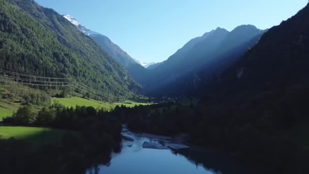 山の影にある湖 ドローン映像 — ストック動画