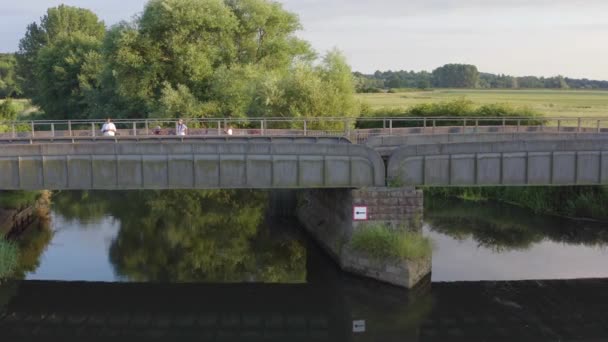 Kamera Boční Cesty Železničním Mostě Přes Řeku Procházející Rozlehlými Travnatými — Stock video