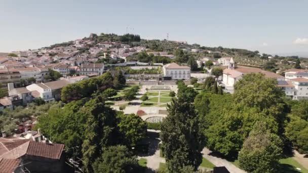 背景是空旷的市政花园和圣公会宫 葡萄牙的Castelo Branco 空中前方 — 图库视频影像