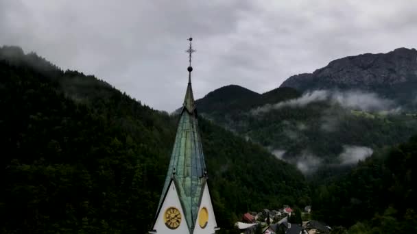 Slovenië Kleine Stad Omringd Door Misty Pine Forest Mountains Aerial — Stockvideo