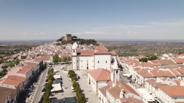 サンタ マリア デベサ教会と街並み ポルトガルのカステロ ヴィデ 航空軌道 — ストック動画