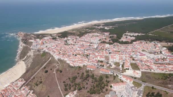 Náci Óváros Háttérben Portugáliában Hegygerincen Tengerparton Légi Előrefelé — Stock videók