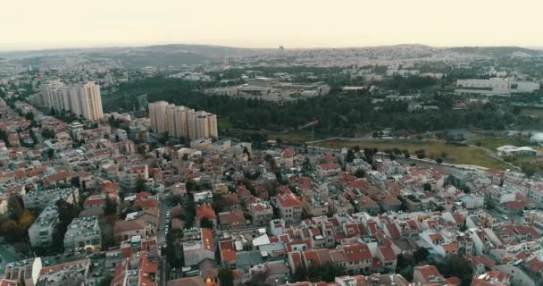 Jeruzalem Israël Luchtfoto Van Stadsgezicht Residentiële Wijk Gebouwen Heuvels Bewolkte — Stockvideo