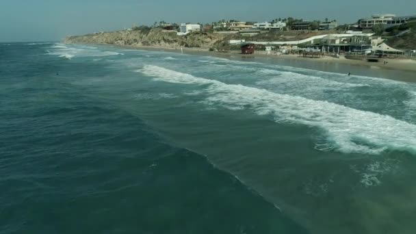 地中海のヘルズリヤビーチ テルアビブ海岸線の空中ビュー 人気のサーフィン地 波とゆっくりと海岸線に向かって来る水からのドローンショット — ストック動画