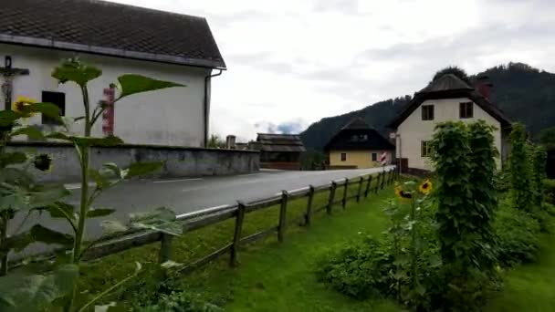 Slovenië Kleine Stad Omringd Door Misty Pine Forest Mountains Luchtdrone — Stockvideo