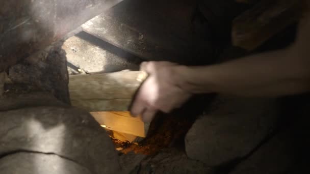 薪をサウナで火に入れる手 — ストック動画