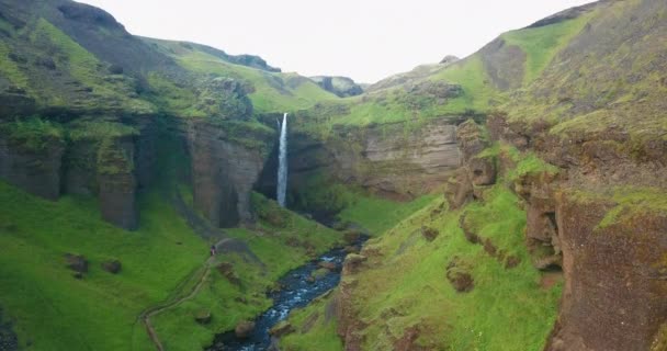 Кинематографический Беспилотный Снимок Водопада Каньоне Исландии — стоковое видео