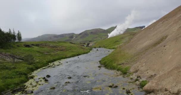 Fpv Drohne Schoss Über Einen Fluss Island Hintergrund Stieg Heißer — Stockvideo