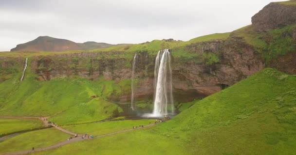 Captura Dron Cinematográfico Una Cascada Islandia Con Gente Mirando Desde — Vídeos de Stock