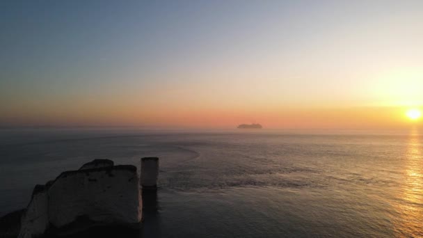 Cielo Colorato Tramonto Sul Mare Nave Crociera Sullo Sfondo Old — Video Stock