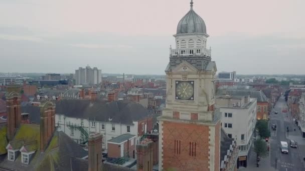 Letecký pohled na Leicester City, se zaměřením na hodinovou věž rady v centru města. Výstřel začíná ze dna budovy až do konce na vrcholu a mají pěkný výhled na město