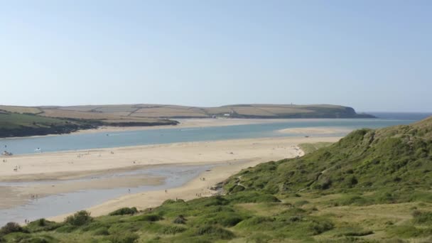 在康沃尔北部的Porthtowan海滩上空拍摄无人驾驶飞机和航拍 碧绿的大海 蔚蓝的天空和享受海浪的冲浪者 空中4K镜头布德 康沃尔海滩和运河的阴霾 — 图库视频影像