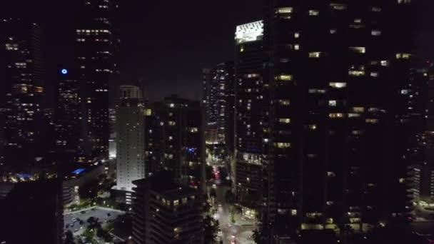 Vista Aérea Del Dron Alrededor Del Iluminado Brickell Miami Noche — Vídeo de stock