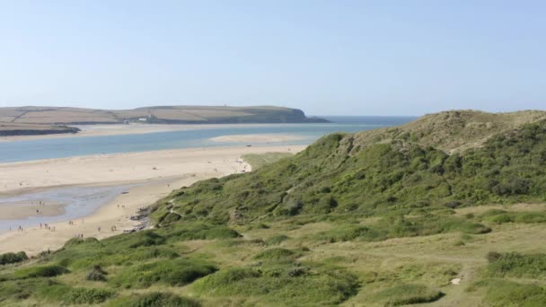 ชายและหญ นและโดรนภาพยนตร และภาพถ ายทางอากาศเหน อชายหาดใน North Cornwall ทะเลส ยวและท องฟ — วีดีโอสต็อก