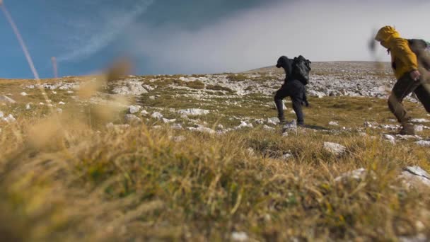 Dos Excursionistas Subiendo Por Sendero Rocoso Montaña Soleado Brumoso Mañana — Vídeos de Stock