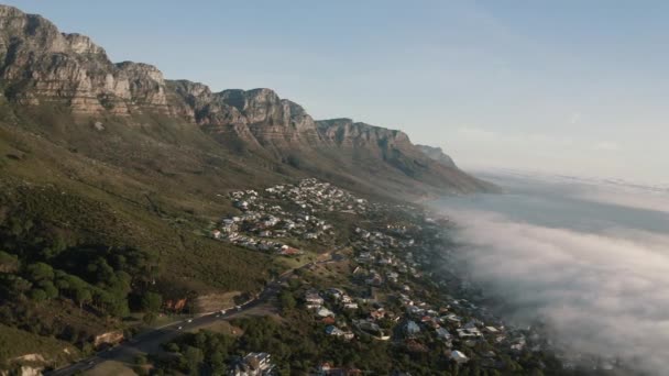 Veduta Aerea Dei Dodici Apostoli Montagne Una Città Costa Nebbiosa — Video Stock