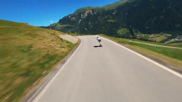 Fpv Drohnensicht Verfolgt Einen Skateboarder Der Eine Alpenstraße Hinunterrast Den — Stockvideo