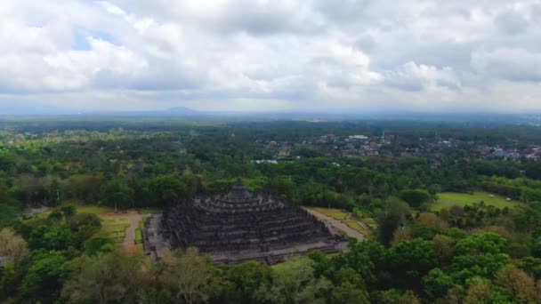 ボロブドゥール寺院の歴史的建造物 空中飛行 — ストック動画