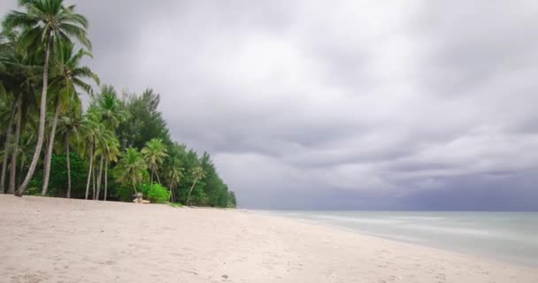 Timelapse Spiaggia Con Sabbia Bianca Onda Dal Mare Tranquillo Sole — Video Stock