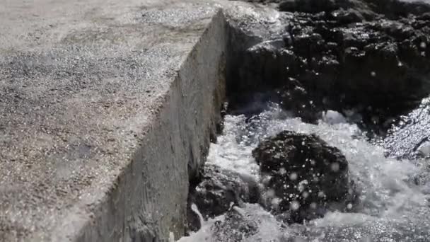 Hullámok Öblítse Cement Partján Lassított Felvétel — Stock videók