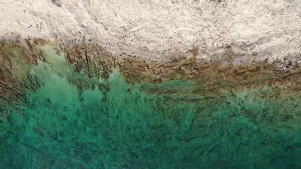 澄んだ水 トップダウントラックと空中岩の海岸 — ストック動画