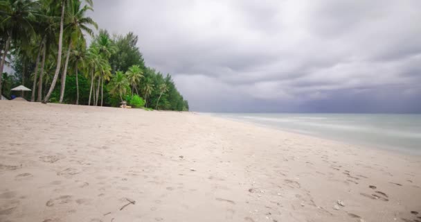 Timelapse Spiaggia Con Sabbia Bianca Onda Dal Mare Tranquillo Sole — Video Stock